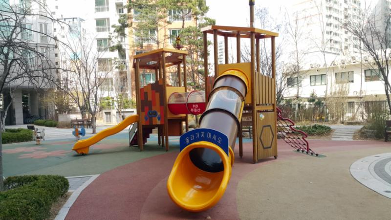 e편한세상마포리버파크 단지 내 놀이터에요