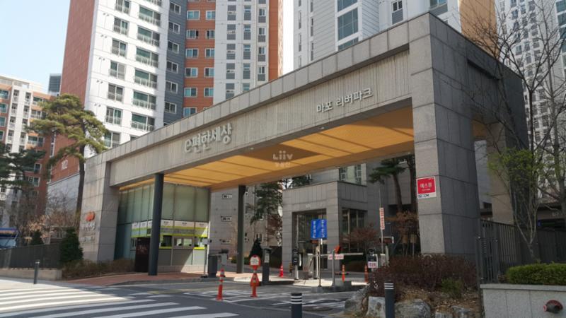 e편한세상마포리버파크의 고급스러운 문주가 돋보이는 단지 정문이에요
