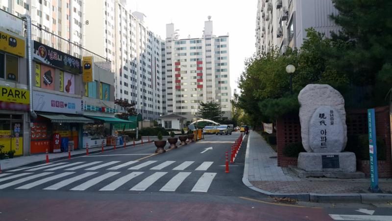 단지 정문이에요