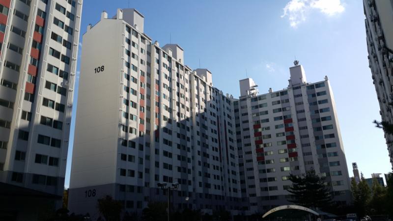 1998년 11월에 입주한 단지인 만큼 부분적으로 연식이 느껴지지만 전체적으로 양호하게 관리된 단지 외관이에요