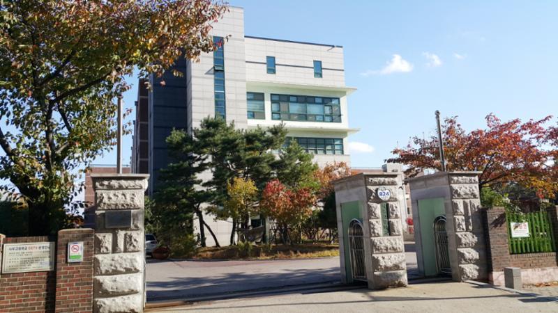 단지 내 위치한 사우 고등학교입니다