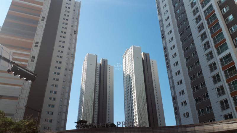 안산레이크타운푸르지오 아파트의 깔끔하고 세련된 전경 사진이에요