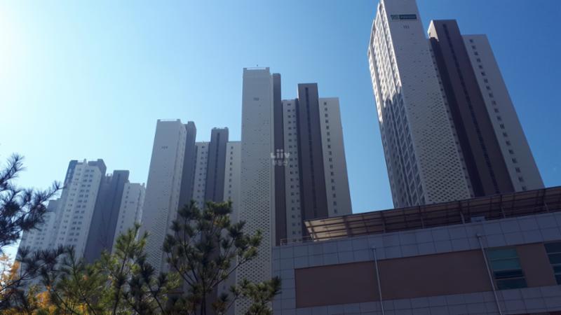 푸르지오만의 색채와 로고가 돋보이는 단지외형 입니다