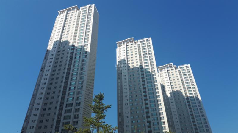 심플한 외관 디자인으로 품격있고 고급스러움이 느껴지는 단지 모습으로 동간 간격이 넉넉하여 채광과 통풍이 우수할 뿐만 아니라 사생활 보호에도 유리해요
