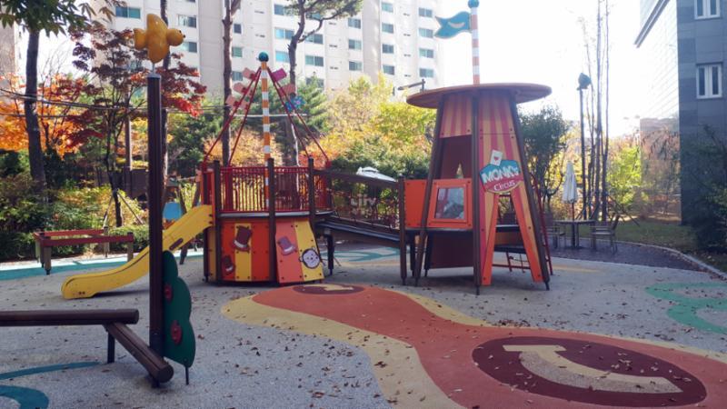 아기자기 한 색상으로 꾸며진 놀이터와 놀이기구 입니다