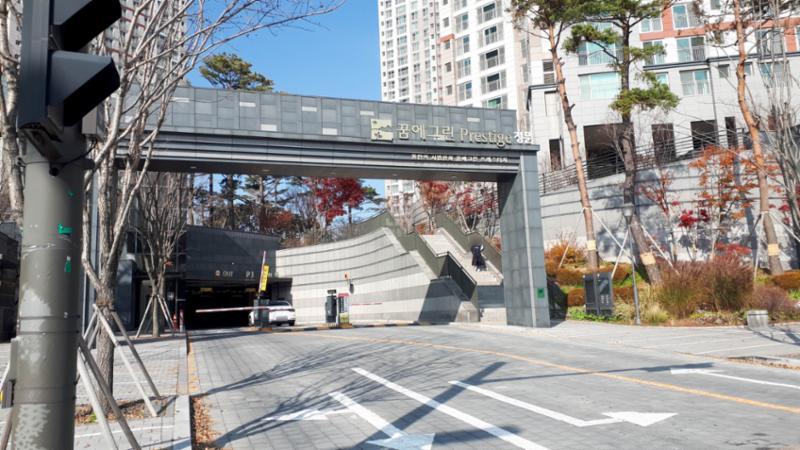 동탄역시범한화꿈에그린프레스티지의 단지 정문 출입구에요