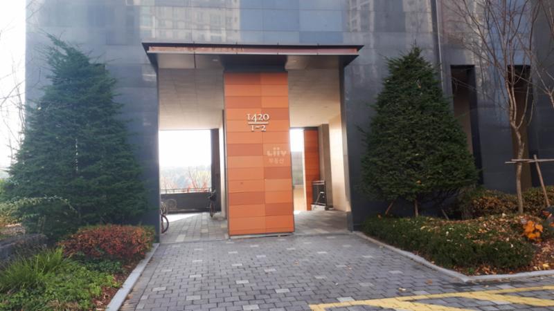 동탄역시범한화꿈에그린프레스티지의 1층 현관이에요