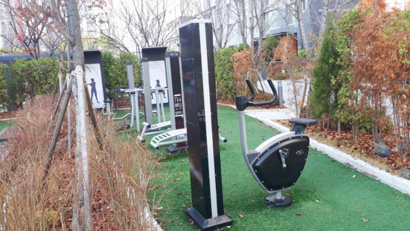체력 단련이 가능한 다양한 운동기구가 설치된 단지 내 체육시설이에요