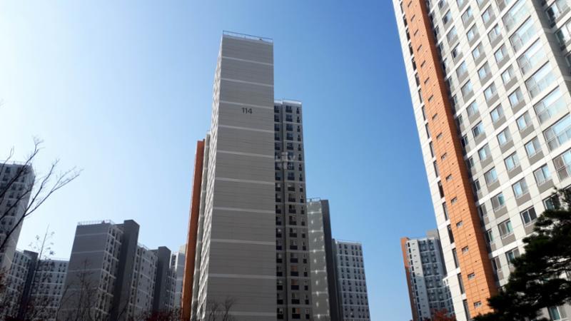 114동 SK뷰파크 아파트 단지 전경이에요