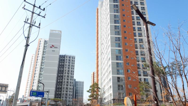 SK뷰파크 아파트 105동 단지 전경 모습입니다