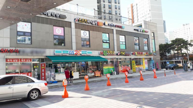 단지 내 상가가 배치되어 있고 다양한 업종의 상가들이 입점해  입주민들이 멀리 가지 않아도 편리하게 이용할 수 있도록 신경 쓴 모습이에요