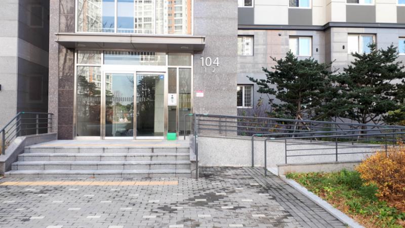 SK뷰파크 아파트 단지 공동현관이에요