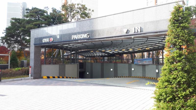 총 2477대의 주차공간을 갖추고 있어요