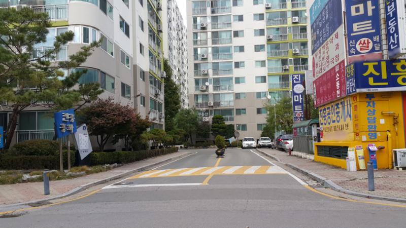 정문 출입구 주변의 모습이에요