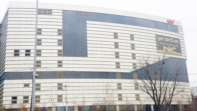 단지 인근에 위치한 NC백화점입니다