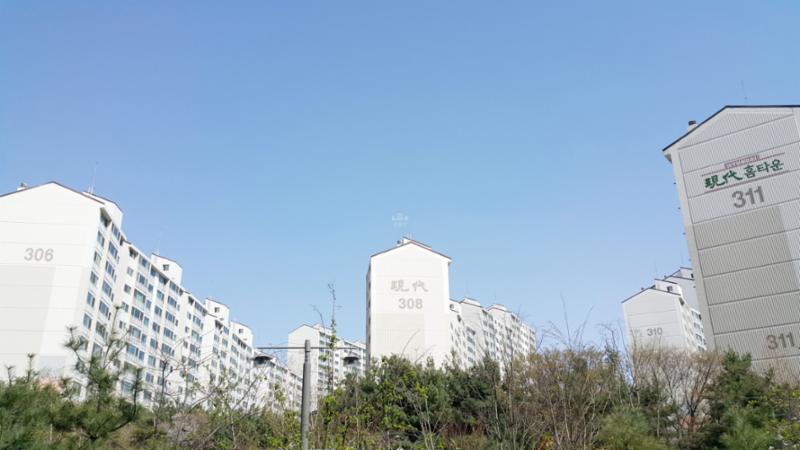 2001년에 입주한 단지여서 다소 세월의 흔적은 보이지만 페인트로 재마감해 깔끔한 외관을 자랑합니다