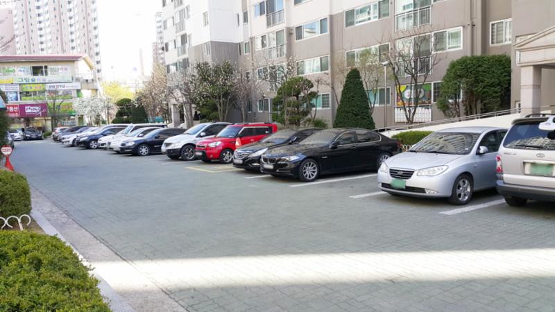 단지 내 지상주차장 모습이에요