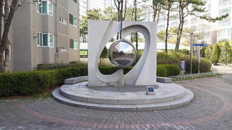 단지 내 위치한 독특한 모양의 조형물입니다