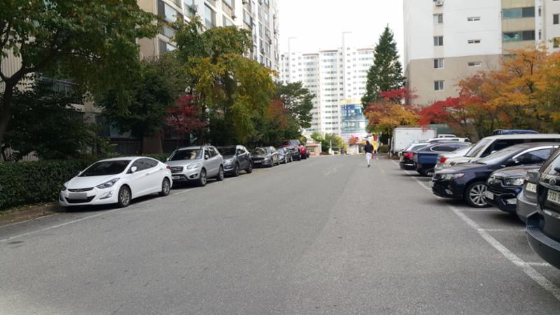 지상주차장과 이어져 있는 단지 내 도로입니다