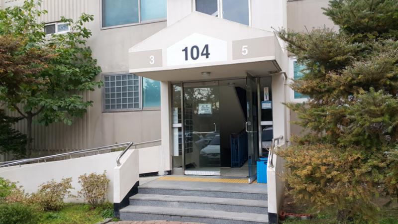 신안아파트 104동 3,5라인의 공동현관 모습이에요