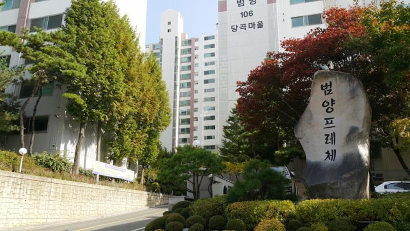 정문 출입구 주변의 모습이에요