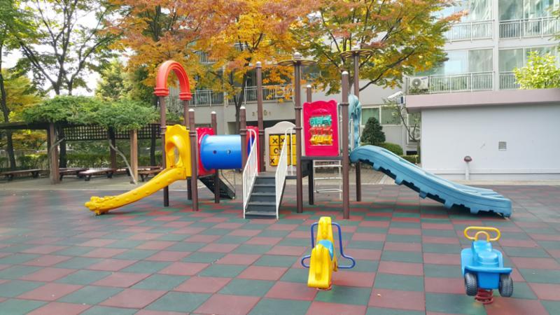 단지 곳곳에 어린이놀이터가 마련되어 있어요