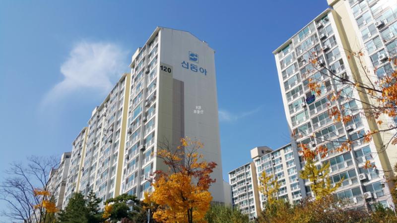 1999년 11월에 입주한 단지인 만큼 부분적으로 연식이 느껴지지만 전체적으로 양호하게 관리된 단지 외관이에요