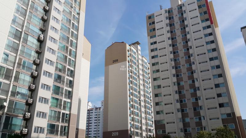 당곡2단지현대아파트의 깔끔하고 세련된 전경 사진이에요