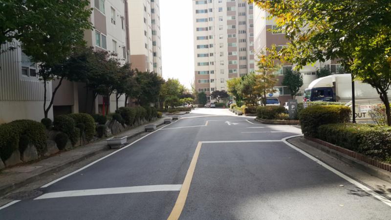 단지 내 현관으로 바로 연결되는 도로 모습이에요