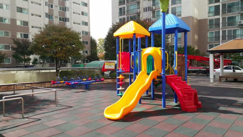 아이들의 상상력과 호기심을 일깨워주는 아기자기한 느낌의 어린이놀이터에요
