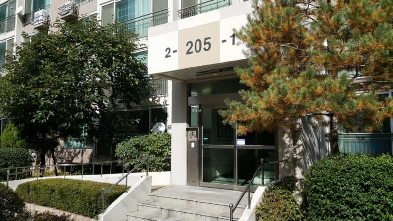 단지 내 205동 1,2호라인 공용현관이에요