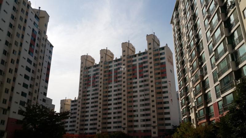 칼라 포인트를 주어 특별한 디자인을 보여주는 단지 전경 모습이에요