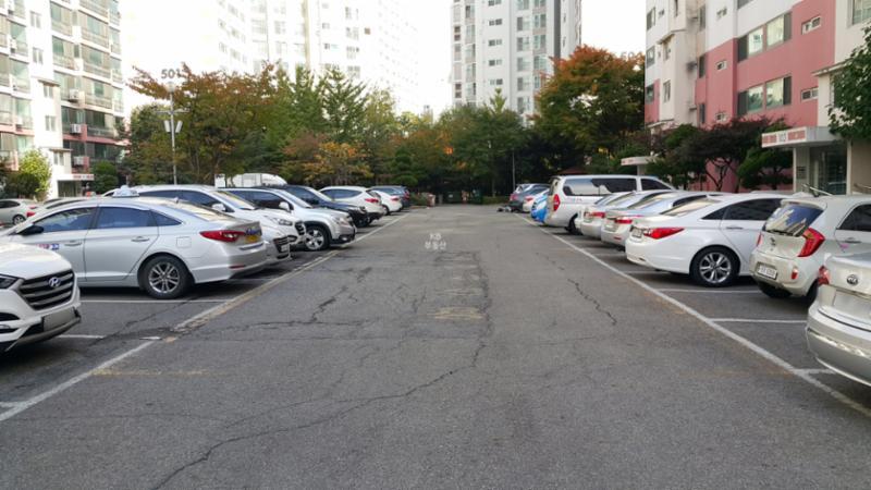 단지와 단지 사이에 넓은 지상 주차공간을 마련하여 집과 주차장의 이동이 편리하겠네요
