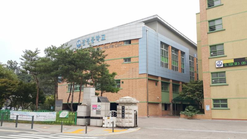 단지에서 도보 7분 거리에 위치해 있는 감정중학교입니다