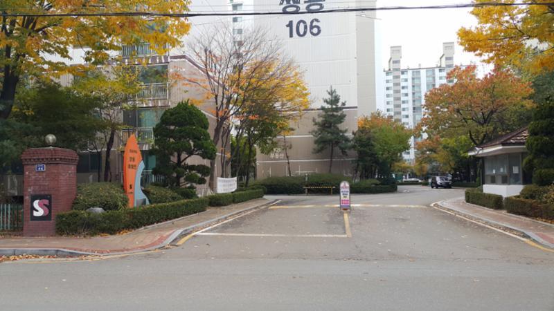 정문 앞 바로 횡단보도와 연결되는 곳에 출입구가 위치해 있으며 바로 건너편 버스정류장으로 한번에 건널 수 있어 편리하게 이용이 가능해요