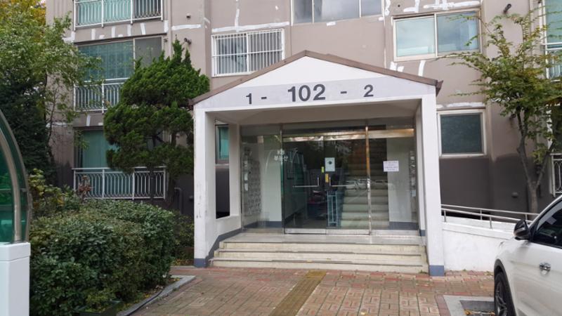 세대별 우편함이 설치되어 있는 단지 내 공동현관이에요