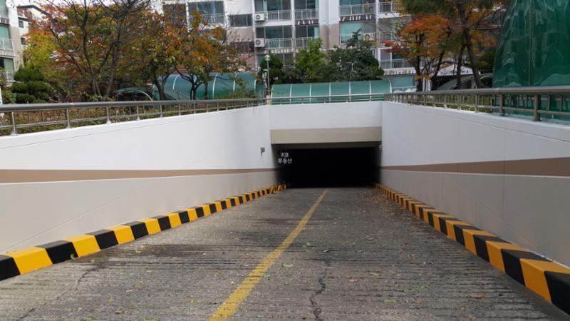 단지 지하주차장 출입구에요