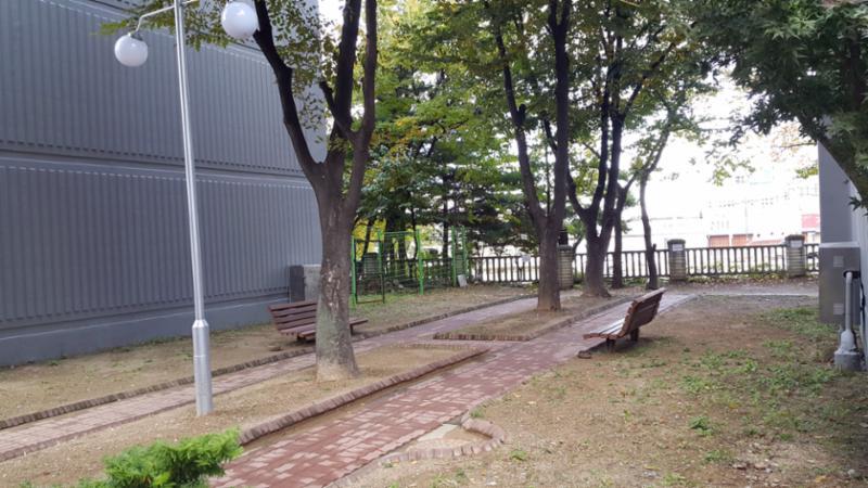 나무 그늘 밑 벤치에 앉아 편안하게 휴식을 취할 수 있는 휴식공간이에요