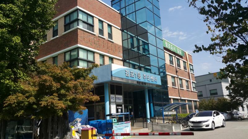 단지 주변으로 주민센터가 가까이에 위치해 있어 멀리 나가지 않고도 동사무소에서의 다양한 업무를 쉽게 이용할 수 있습니다