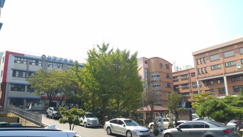 단지 인근에 위치한 김포고등학교입니다