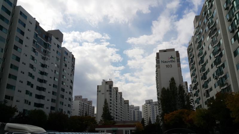 차별화된 디자인과 생동감 넘치는 색감으로 꾸며진 단지외관이에요
