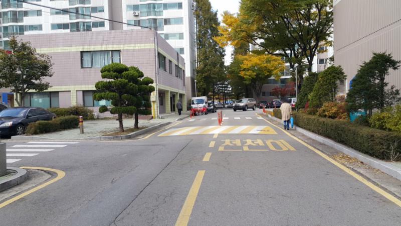 단지 내부를 이어주는 도로입니다