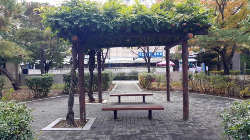 단지 내에 설치되어 있는 휴게시설입니다