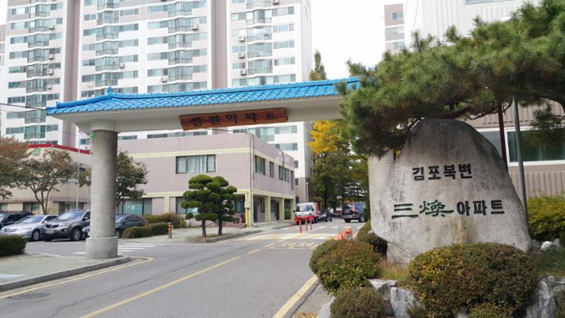 단지의 이미지를 높여주고 아파트 가치를 드높여 주는 멋스러운 대형 문주가 마련된 정문이에요