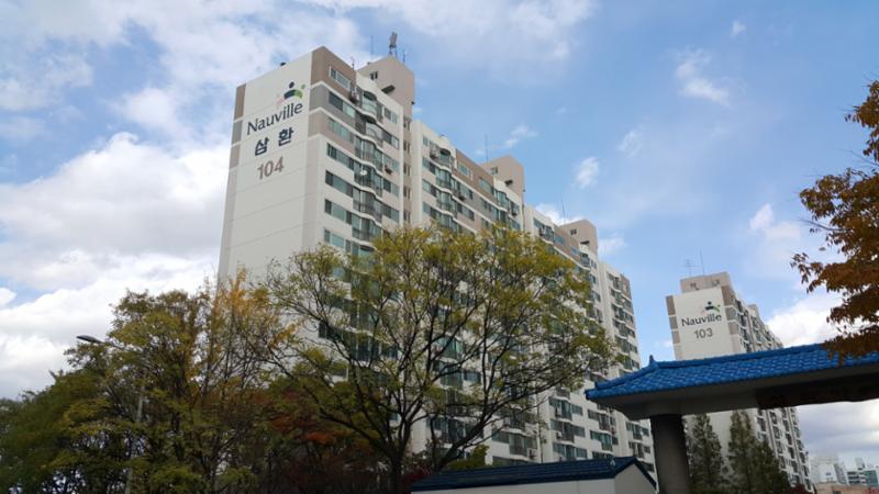 정문과 함게 보이는 단지 외형입니다