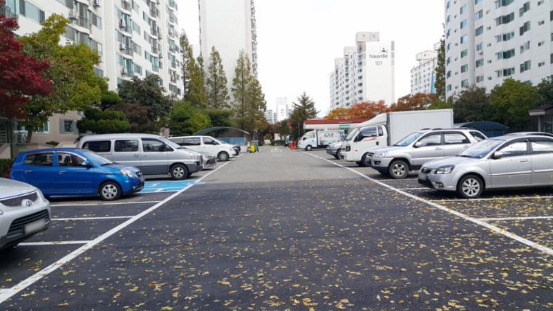 도로와 인접해 있는 지상 주차장입니다