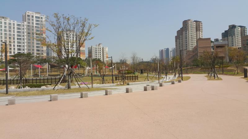 단지 바로 옆에 붙어있는 청계중앙공원입니다