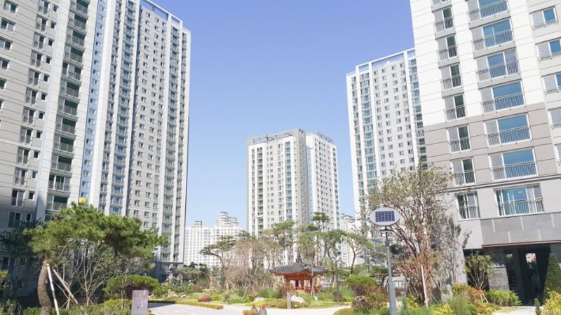 심플한 외관 디자인으로 품격 있고 고급스러움이 느껴지는 단지 모습입니다