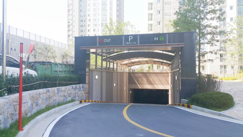 지하로 내려가는 주차장 출입구에요