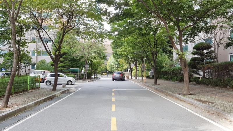 단지 내 도로 모습이에요